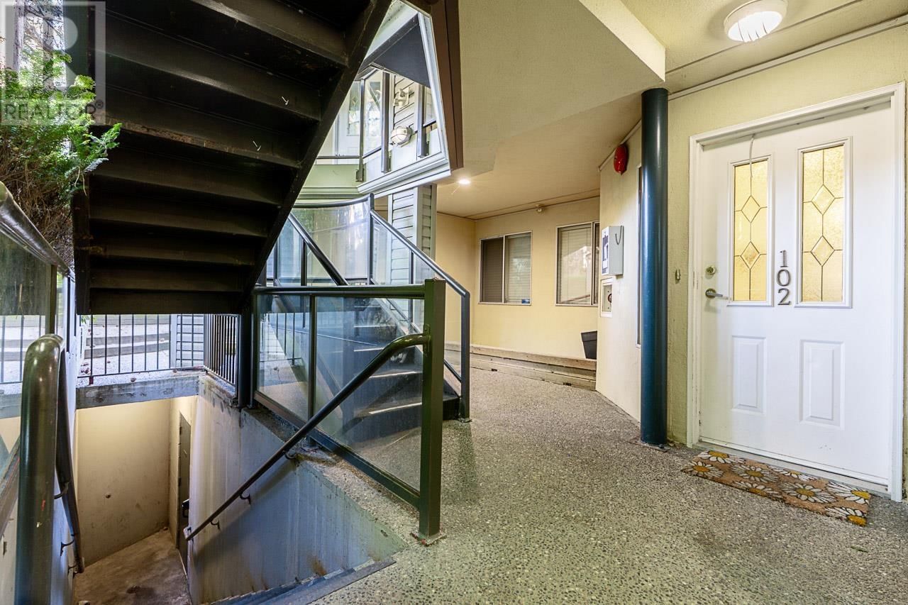 102 - 2250 MARINE DRIVE Image 34