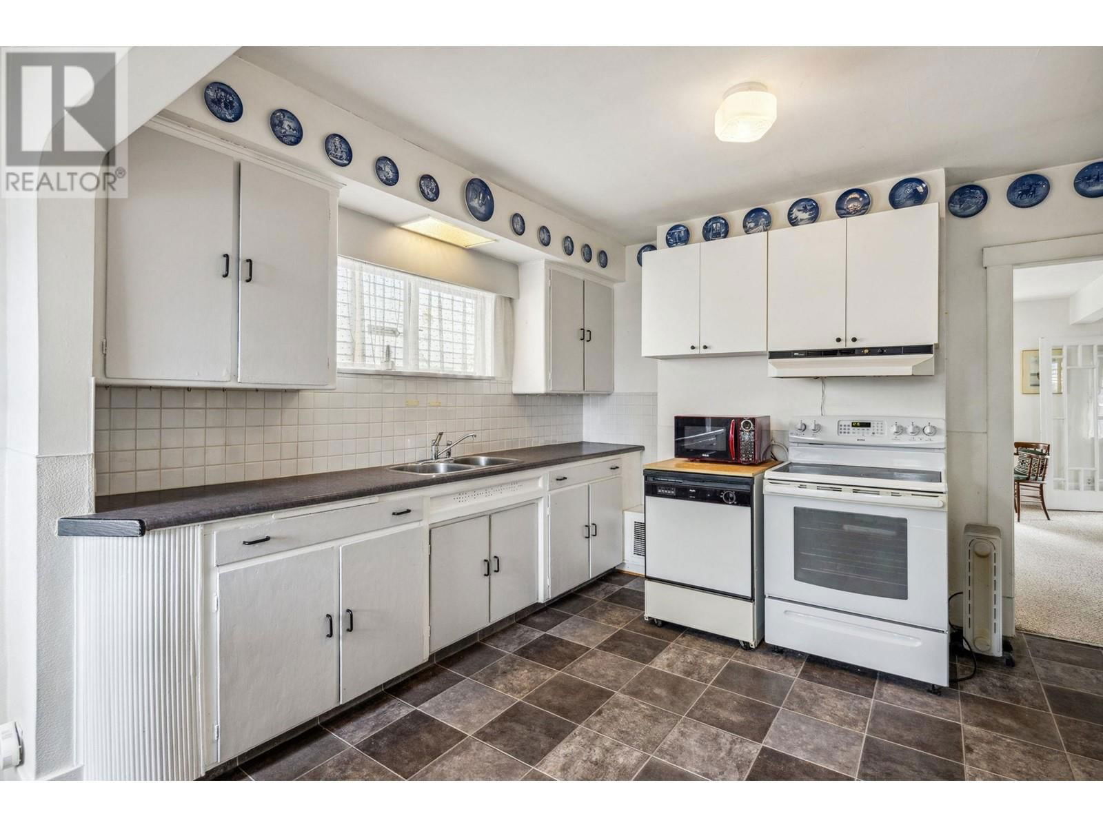 8321 SHAUGHNESSY STREET Image 12