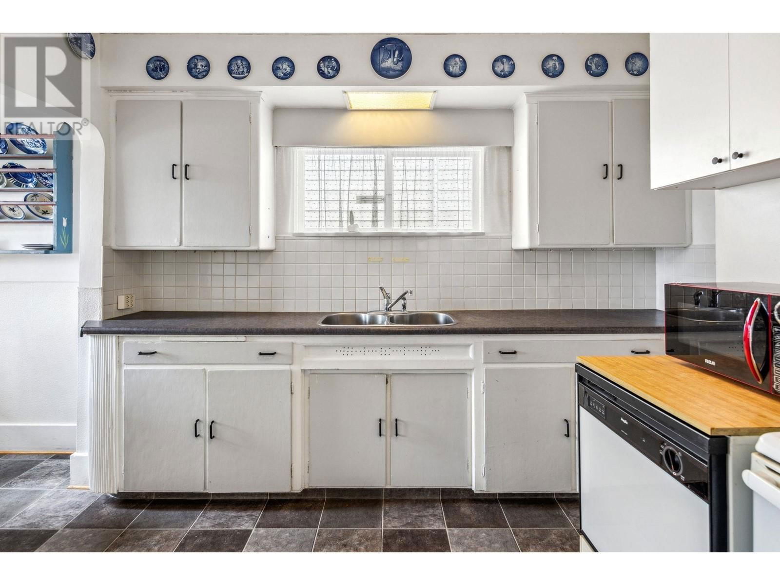 8321 SHAUGHNESSY STREET Image 13