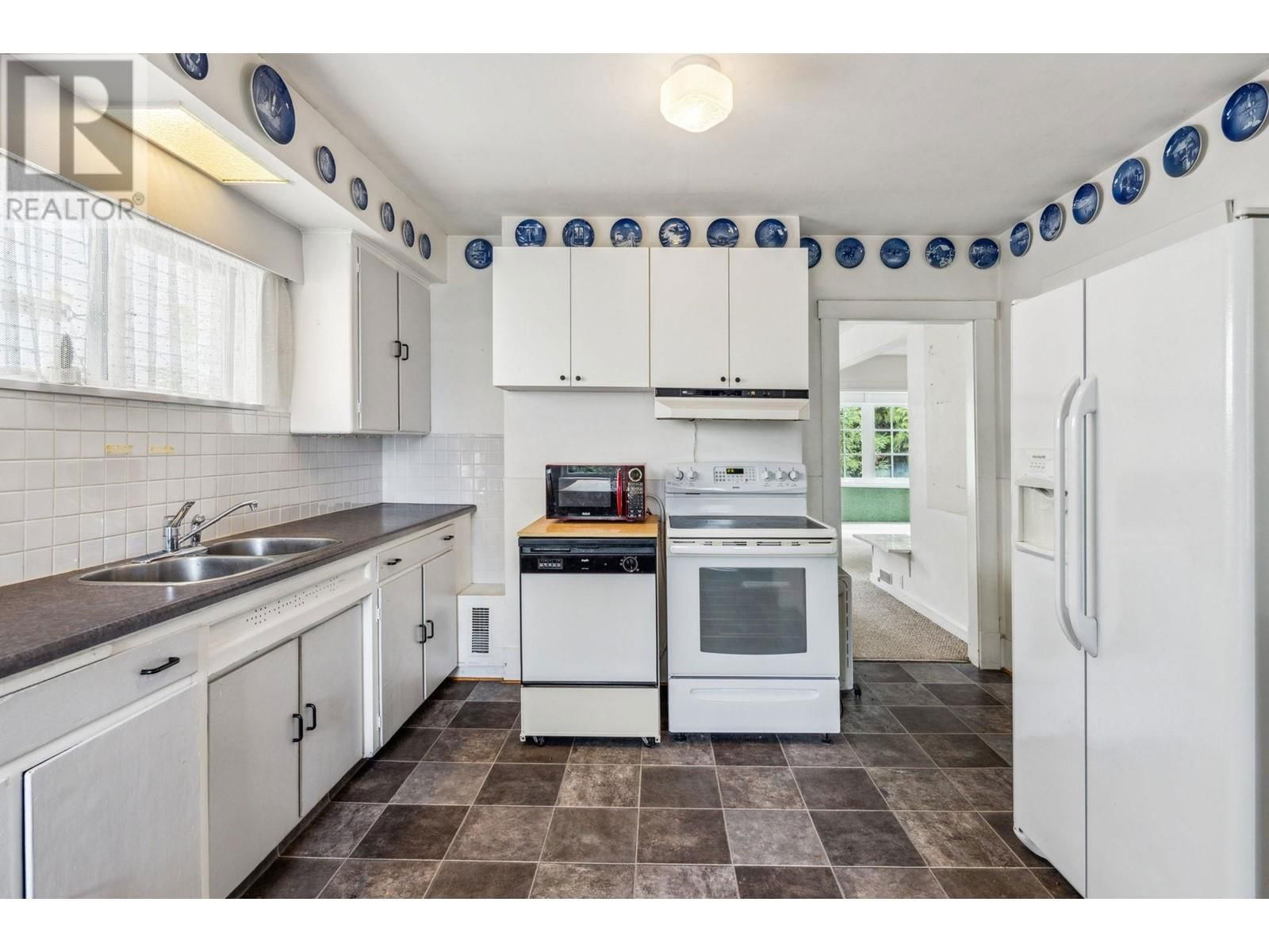 8321 SHAUGHNESSY STREET Image 14