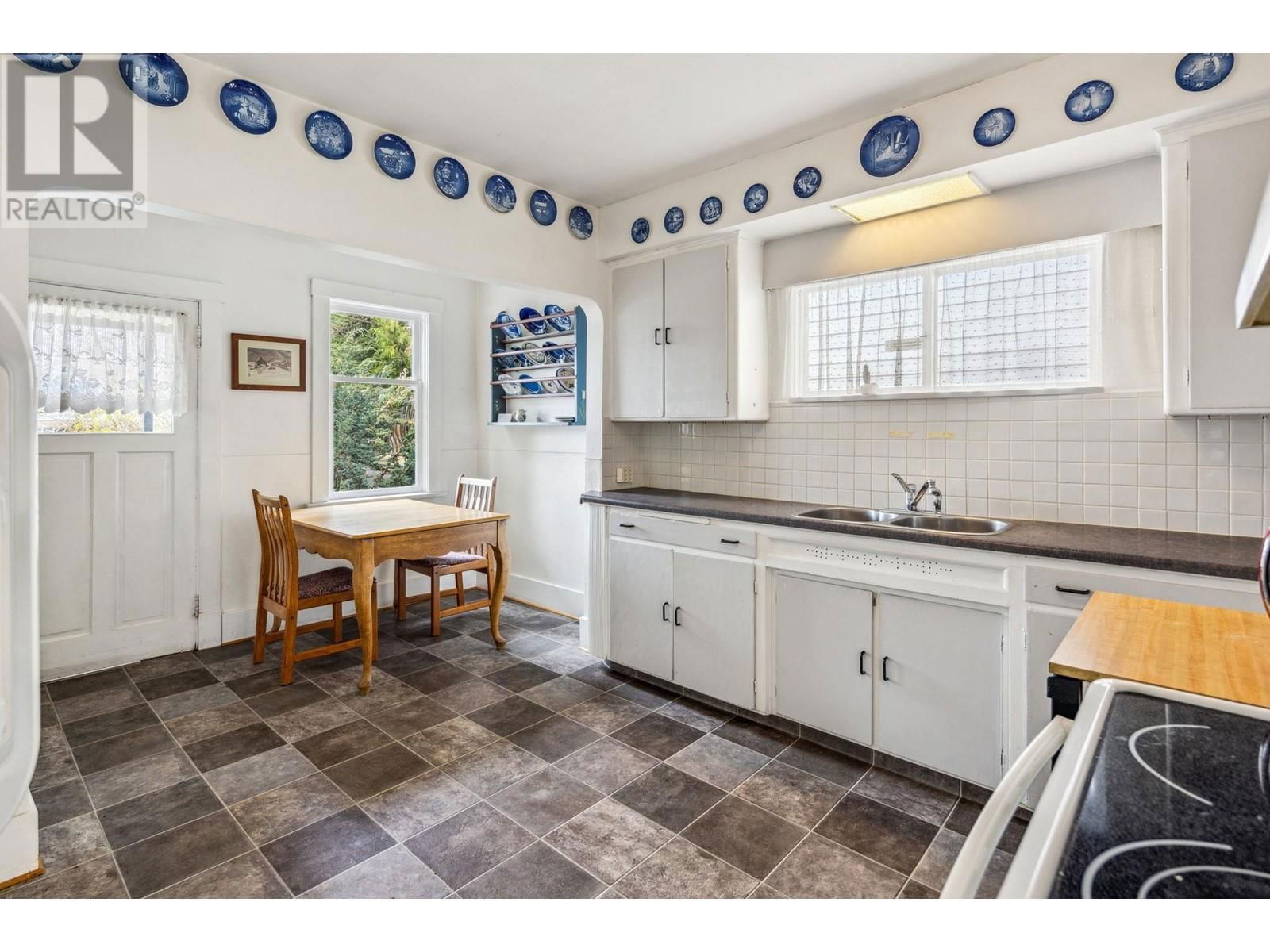 8321 SHAUGHNESSY STREET Image 15