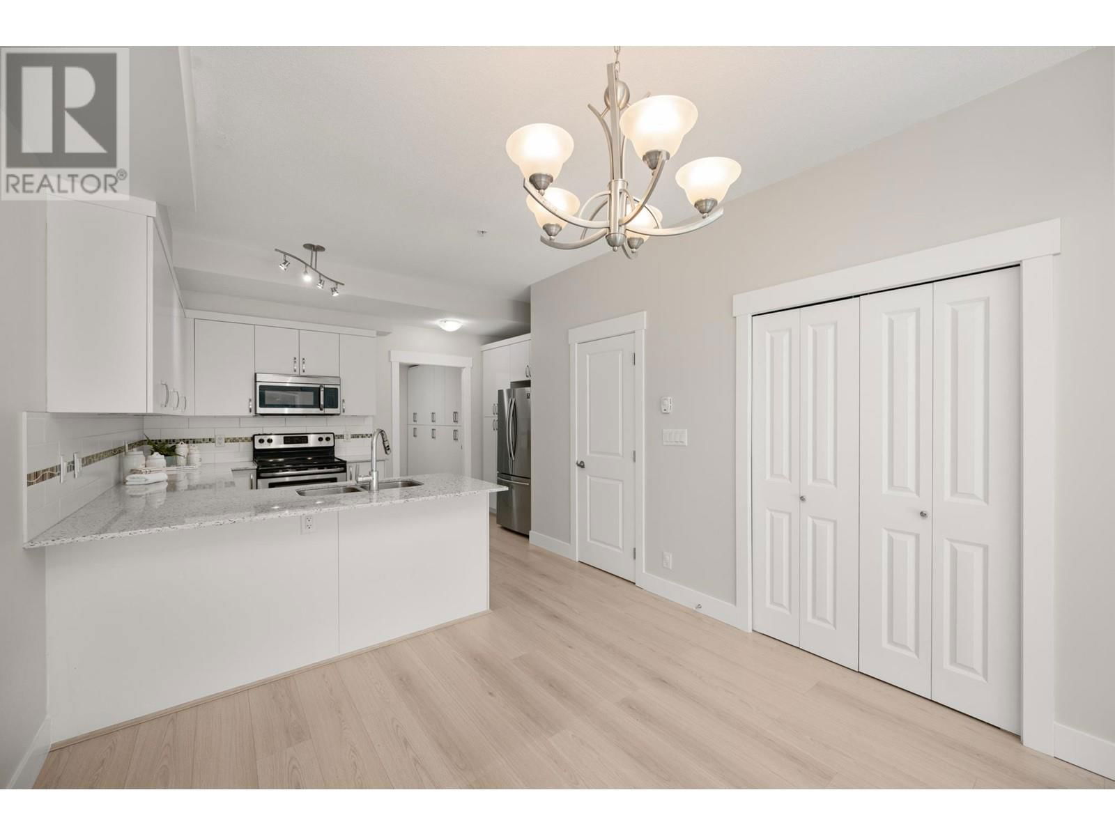 10 - 838 ROYAL AVENUE Image 12