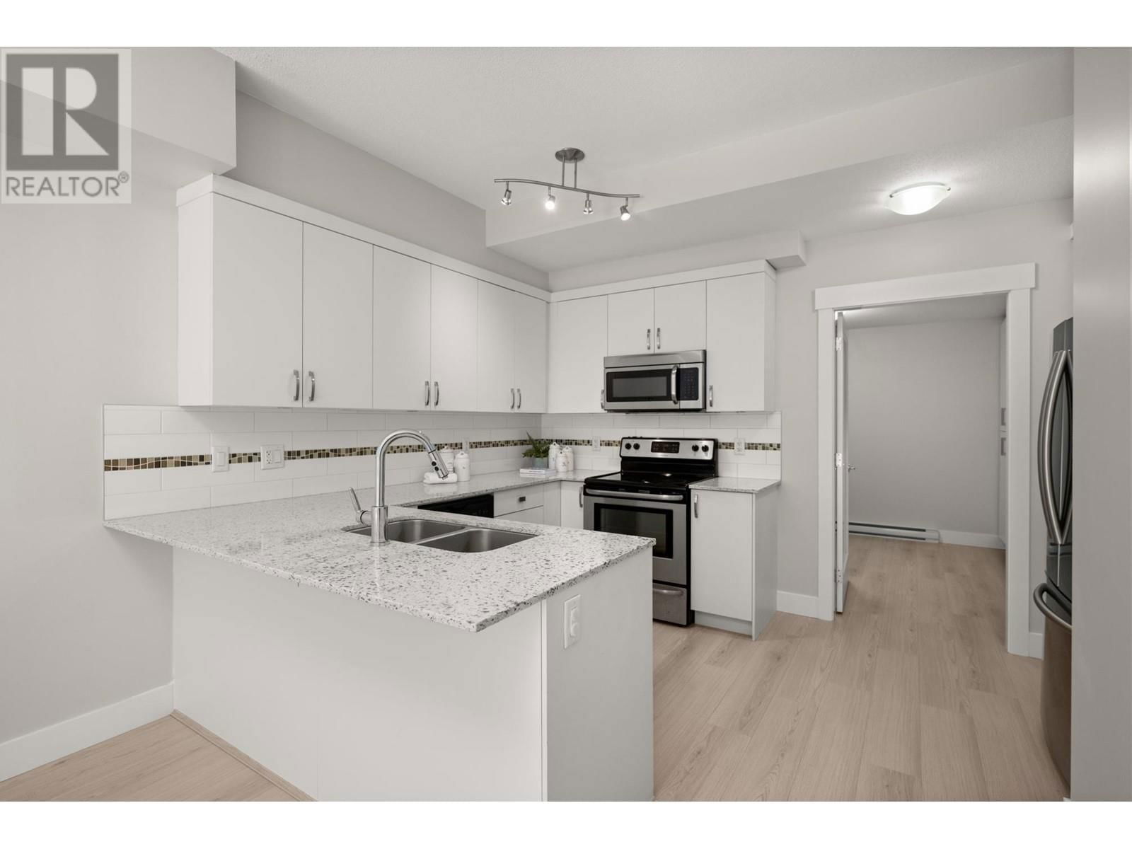 10 - 838 ROYAL AVENUE Image 18