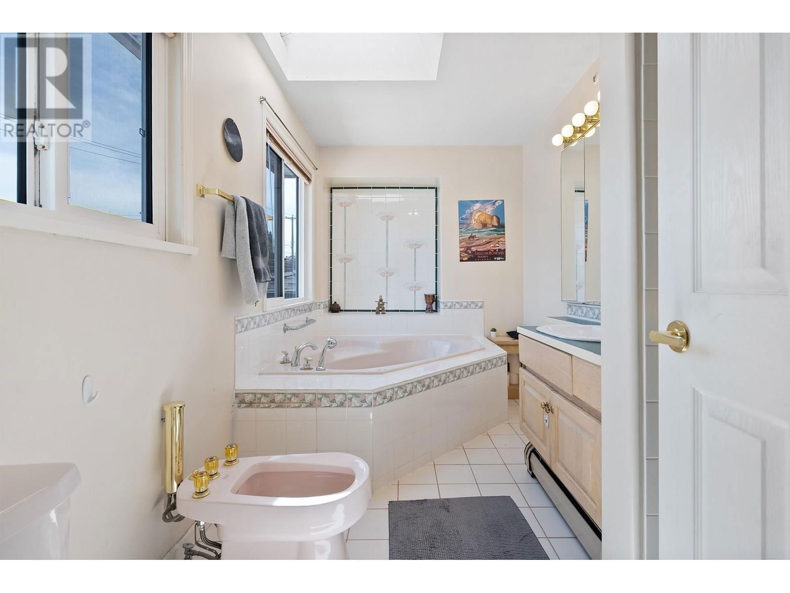4988 SHERBROOKE STREET Image 20