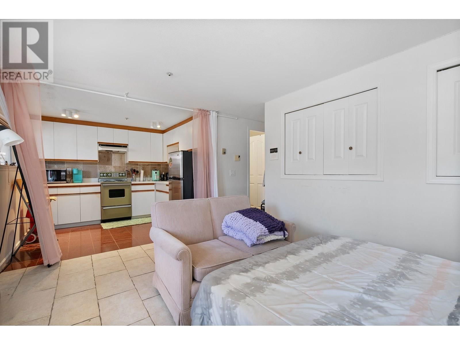 4988 SHERBROOKE STREET Image 28