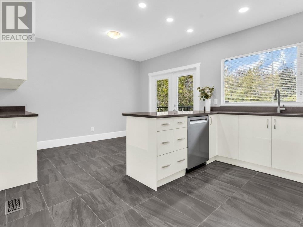 1751 KING EDWARD AVENUE Image 11
