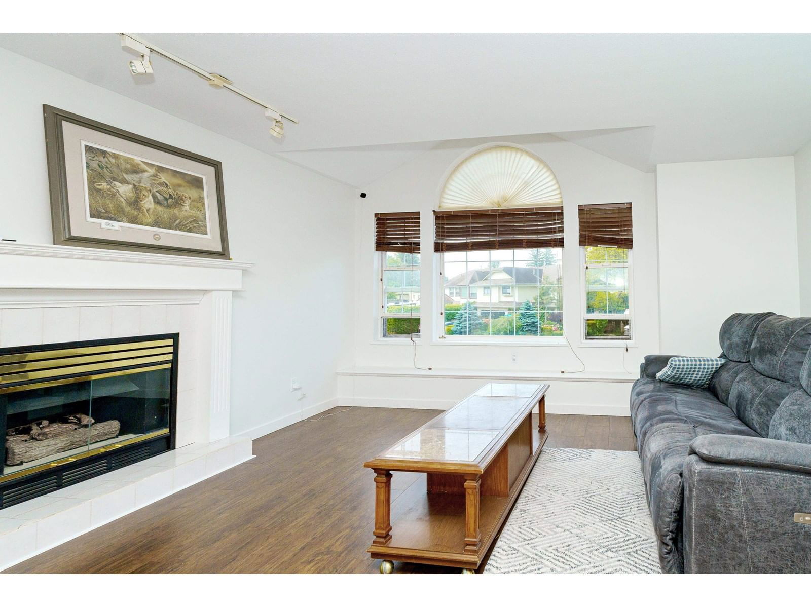 27269 32B Image 17