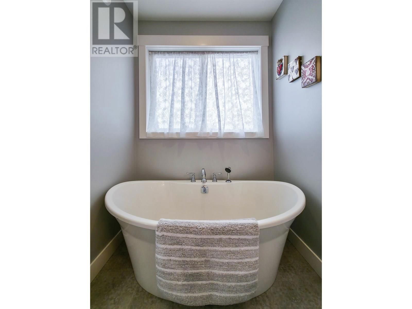 1494 CHESTNUT STREET Image 19