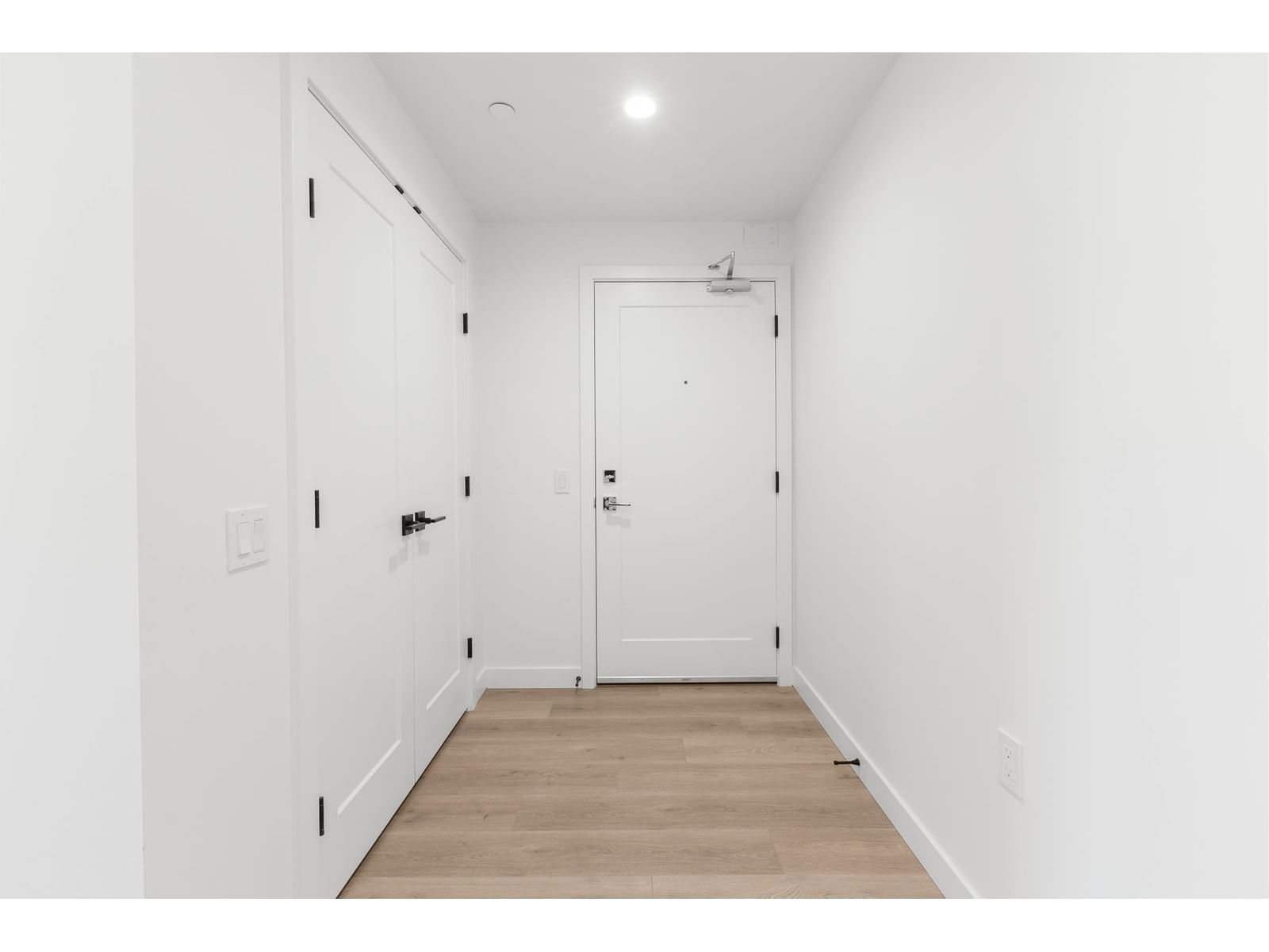 304 - 2425 166 Image 2