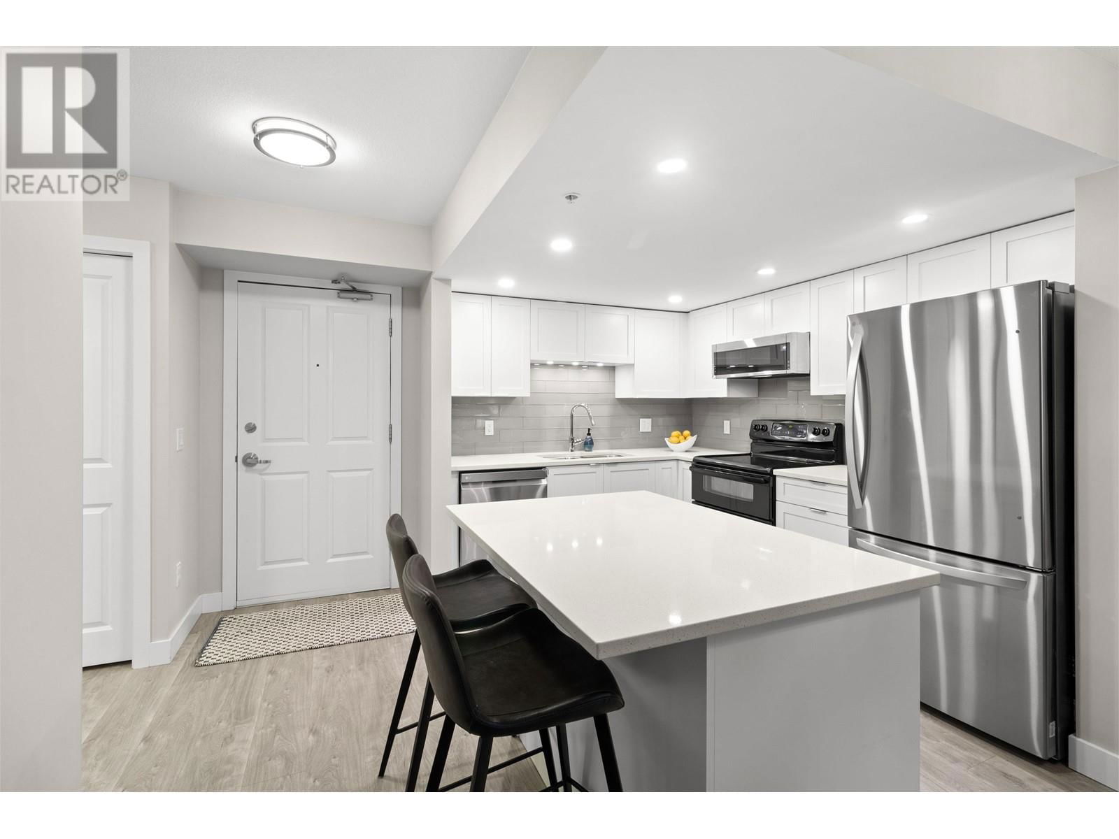204 - 285 NEWPORT DRIVE Image 2