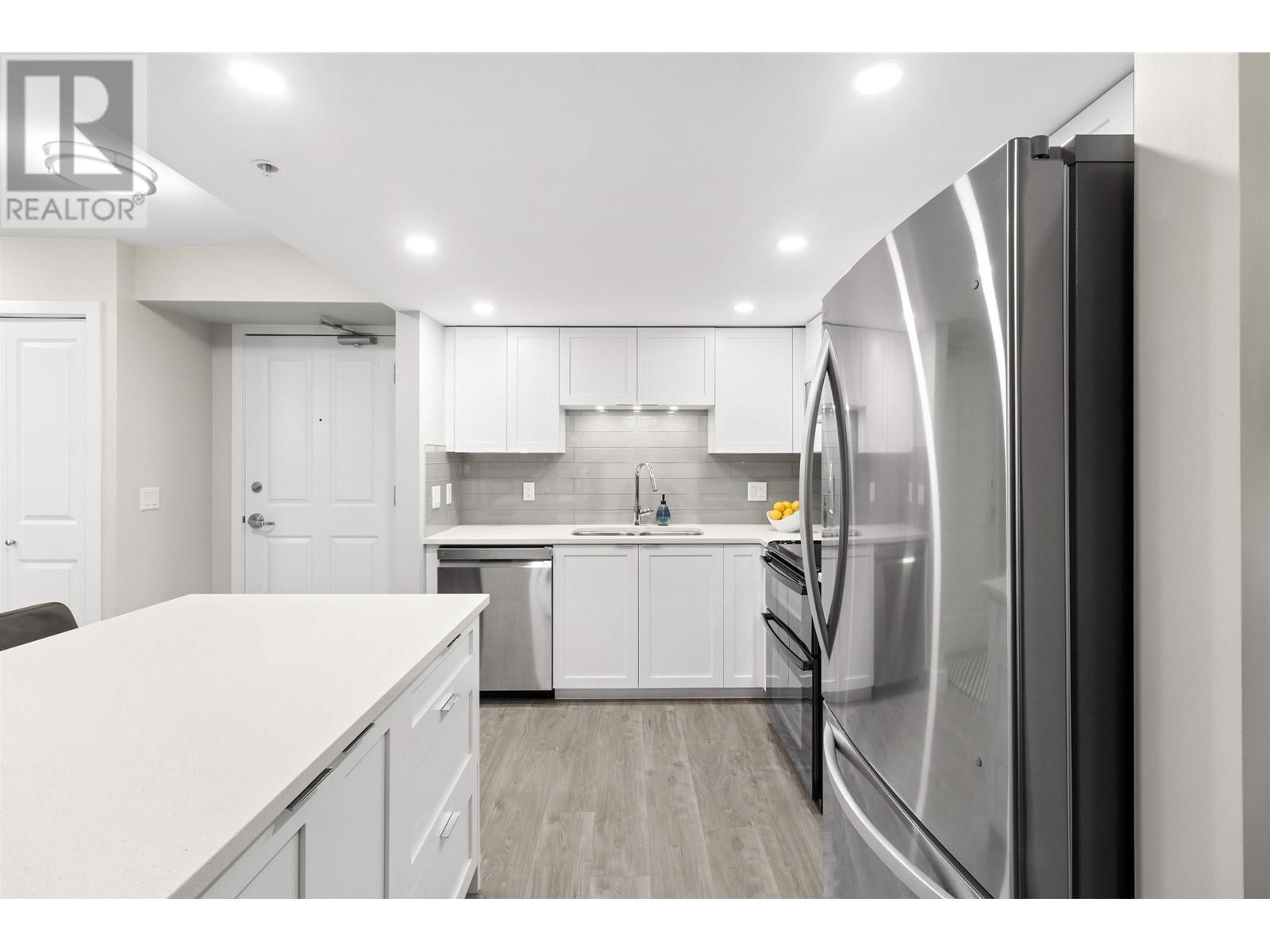 204 - 285 NEWPORT DRIVE Image 3