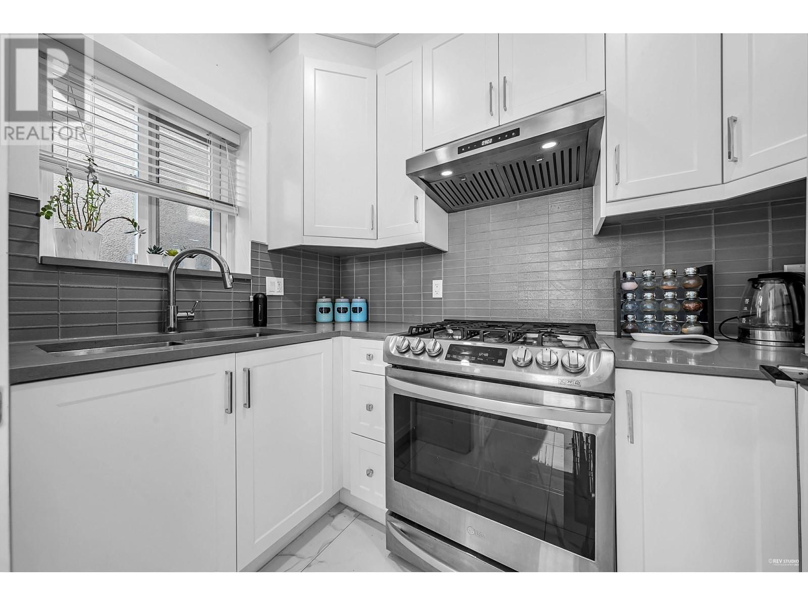 2996 7TH AVENUE Image 15