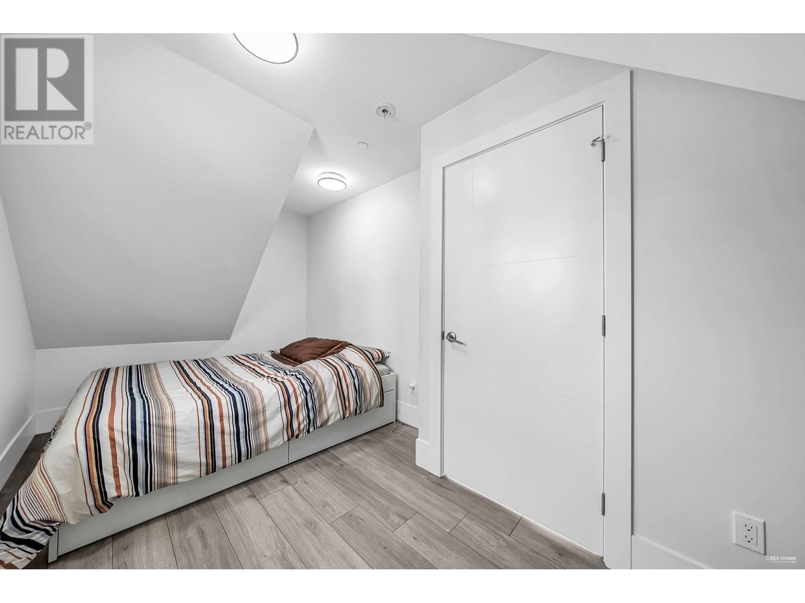2996 7TH AVENUE Image 30