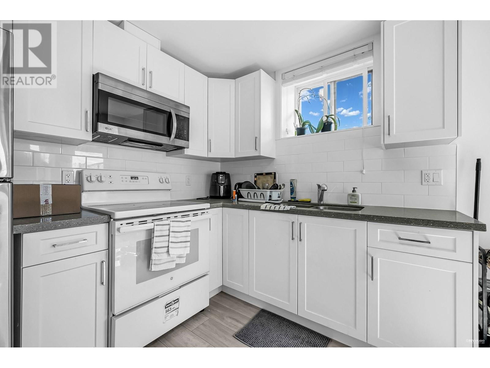 2996 7TH AVENUE Image 32