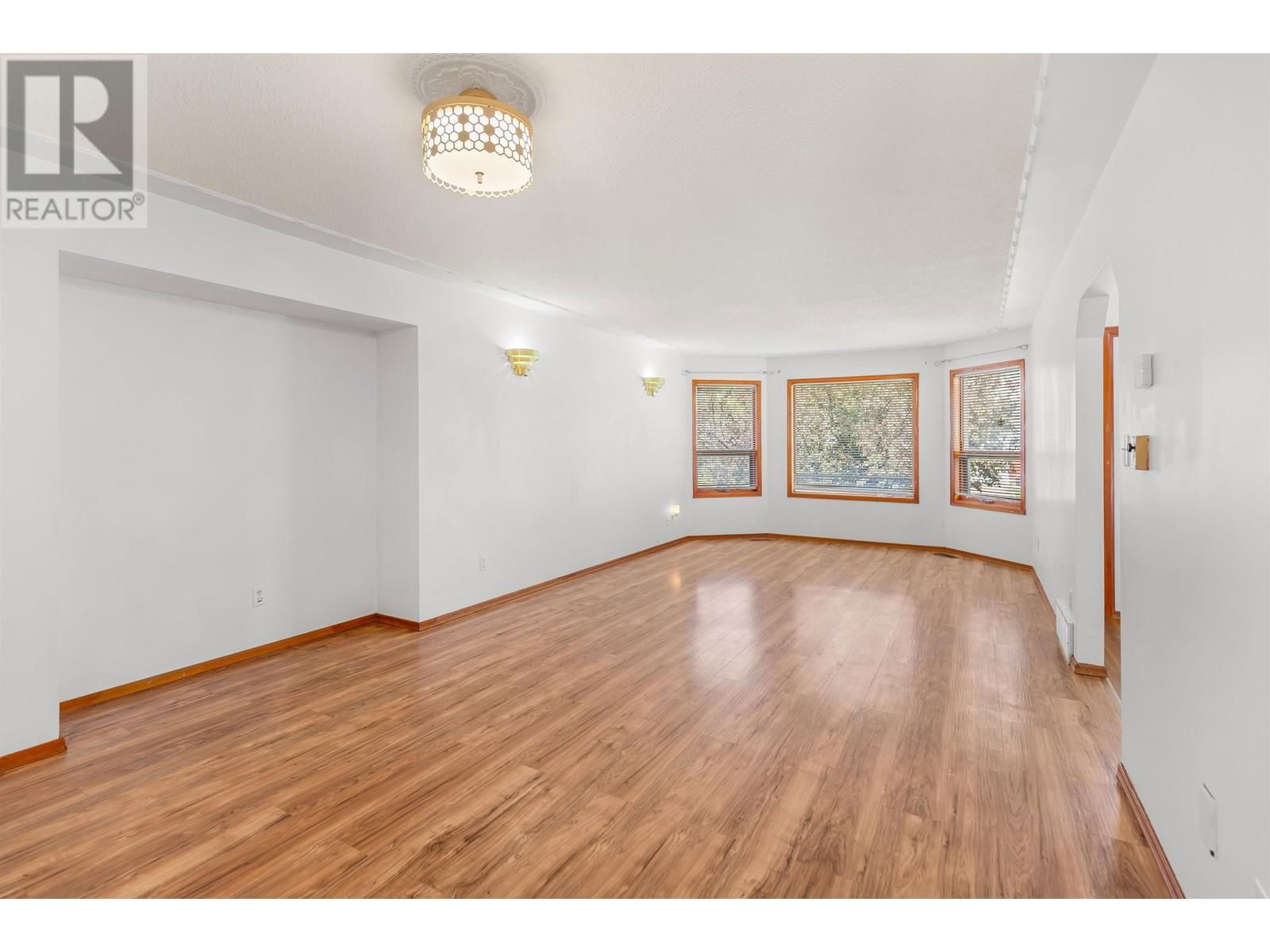 3849 GRACE CRESCENT Image 3