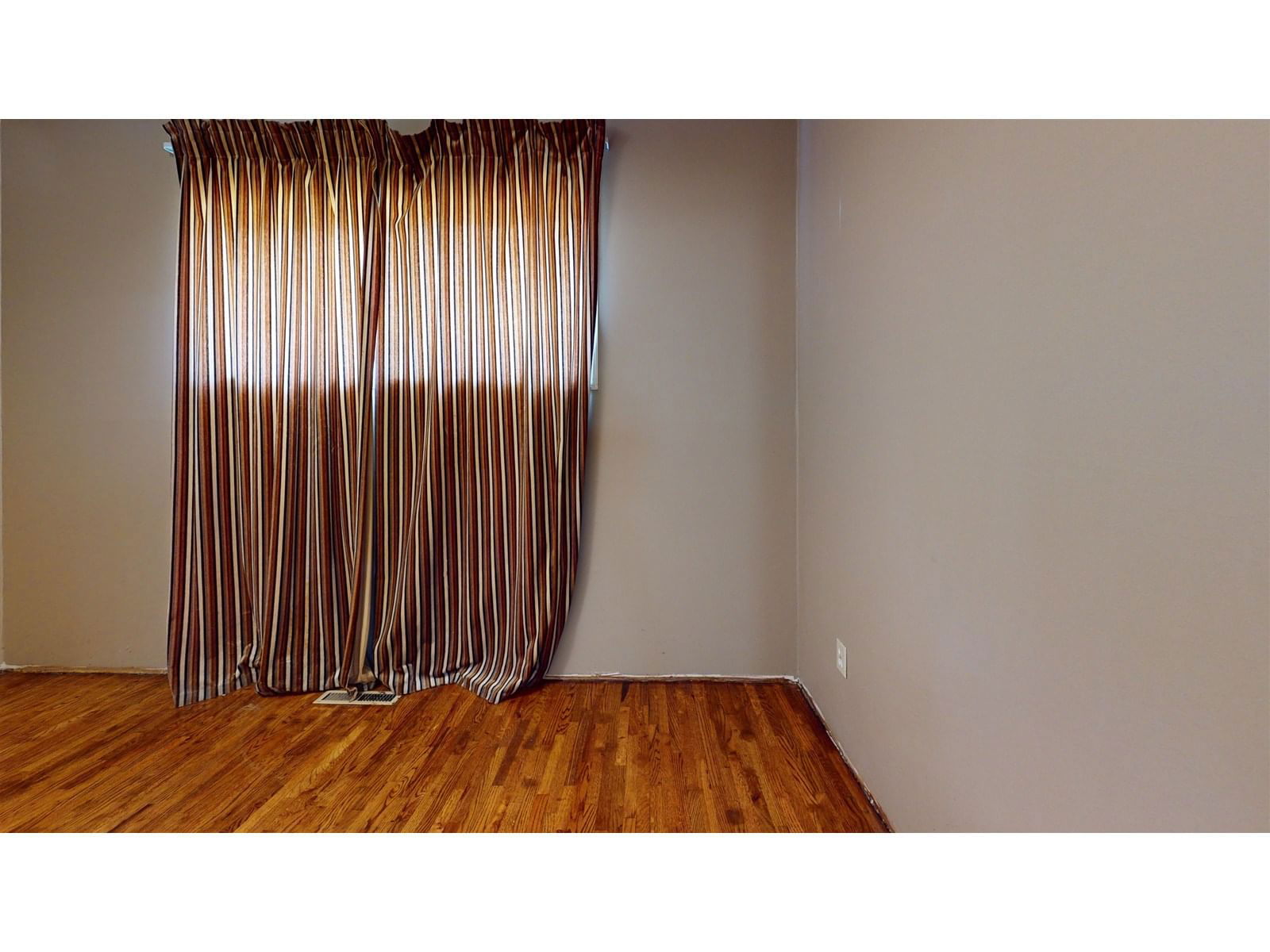 15463 16A Image 8