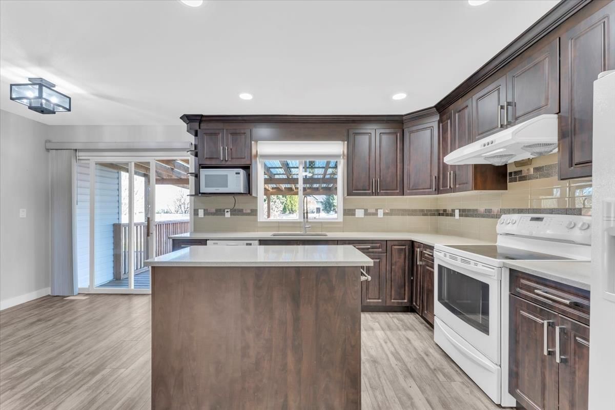 6182 168 STREET Image 16