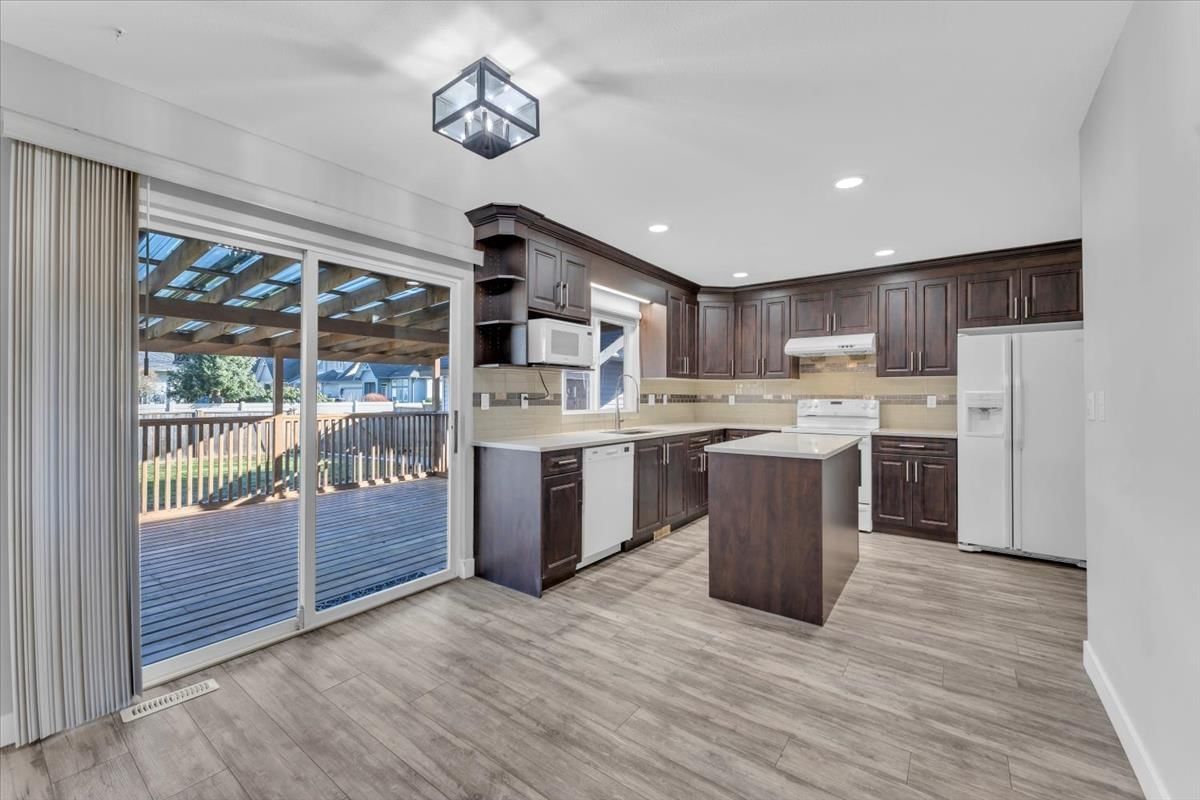 6182 168 STREET Image 17