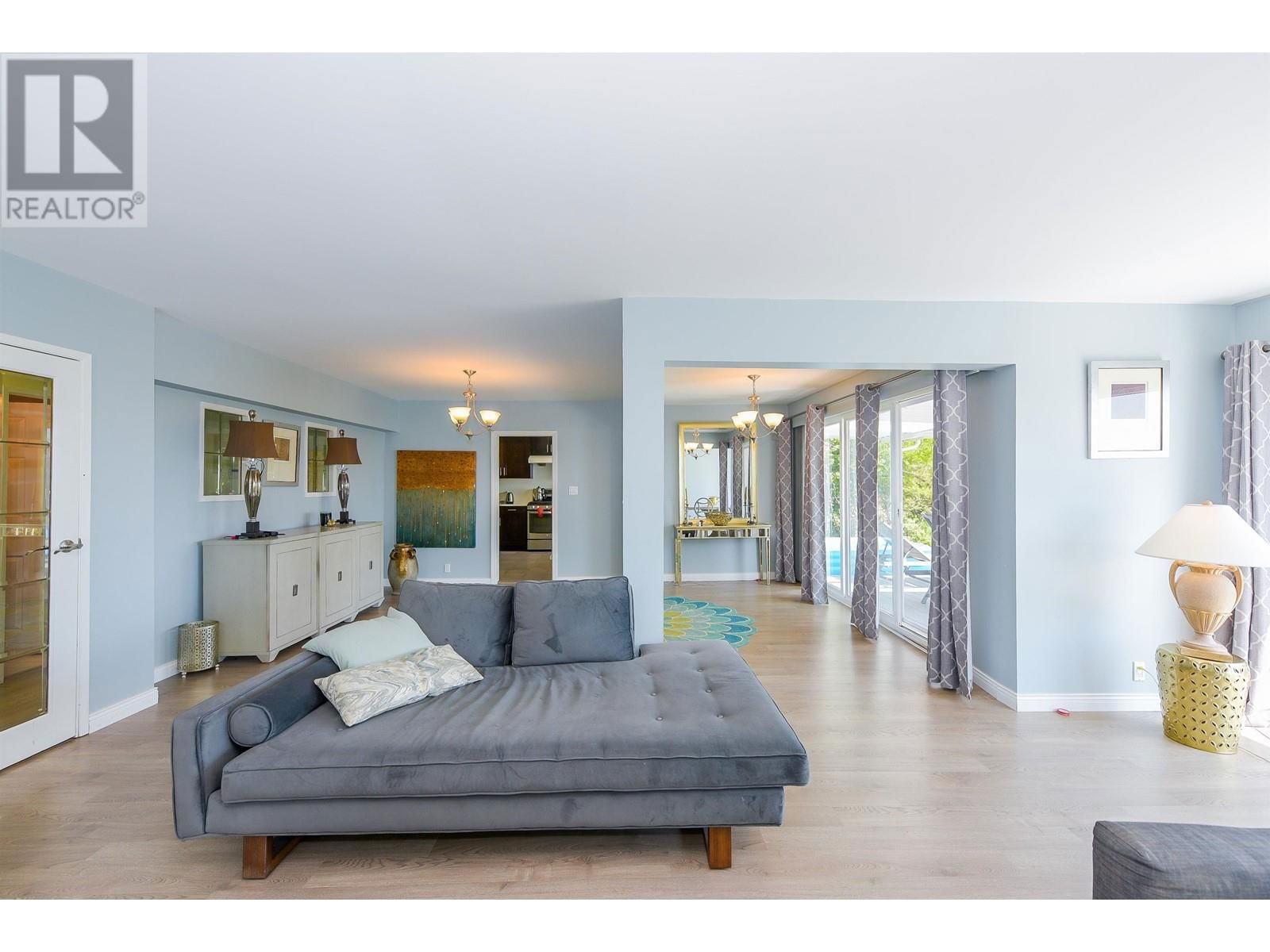 2365 QUEENS AVENUE Image 10