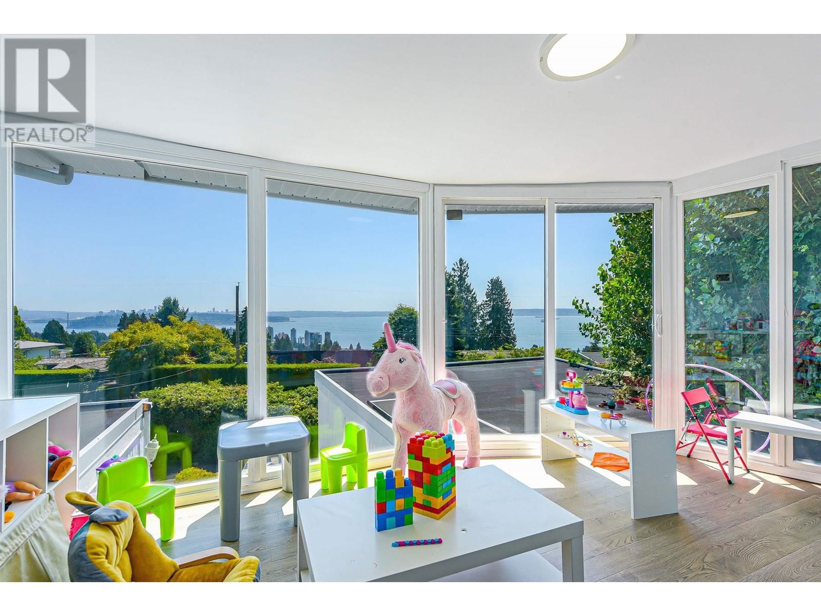 2365 QUEENS AVENUE Image 11