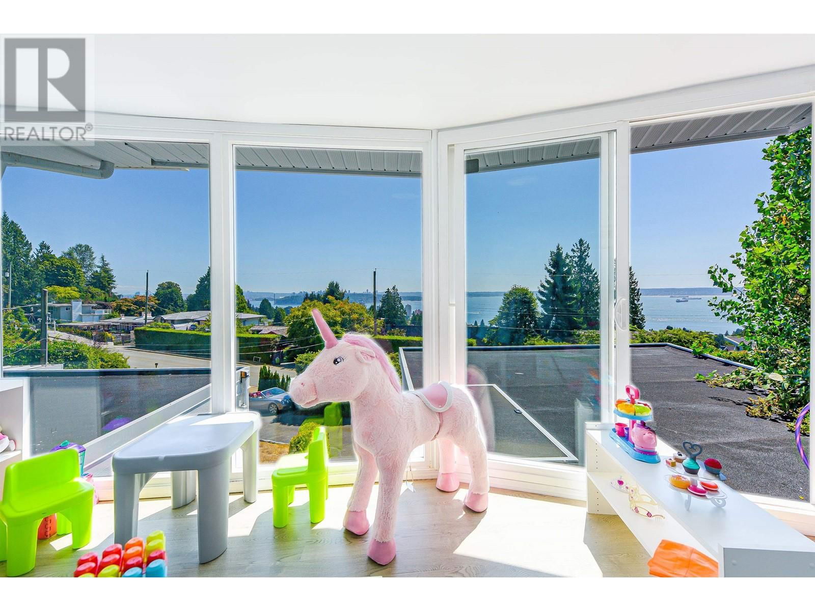 2365 QUEENS AVENUE Image 12