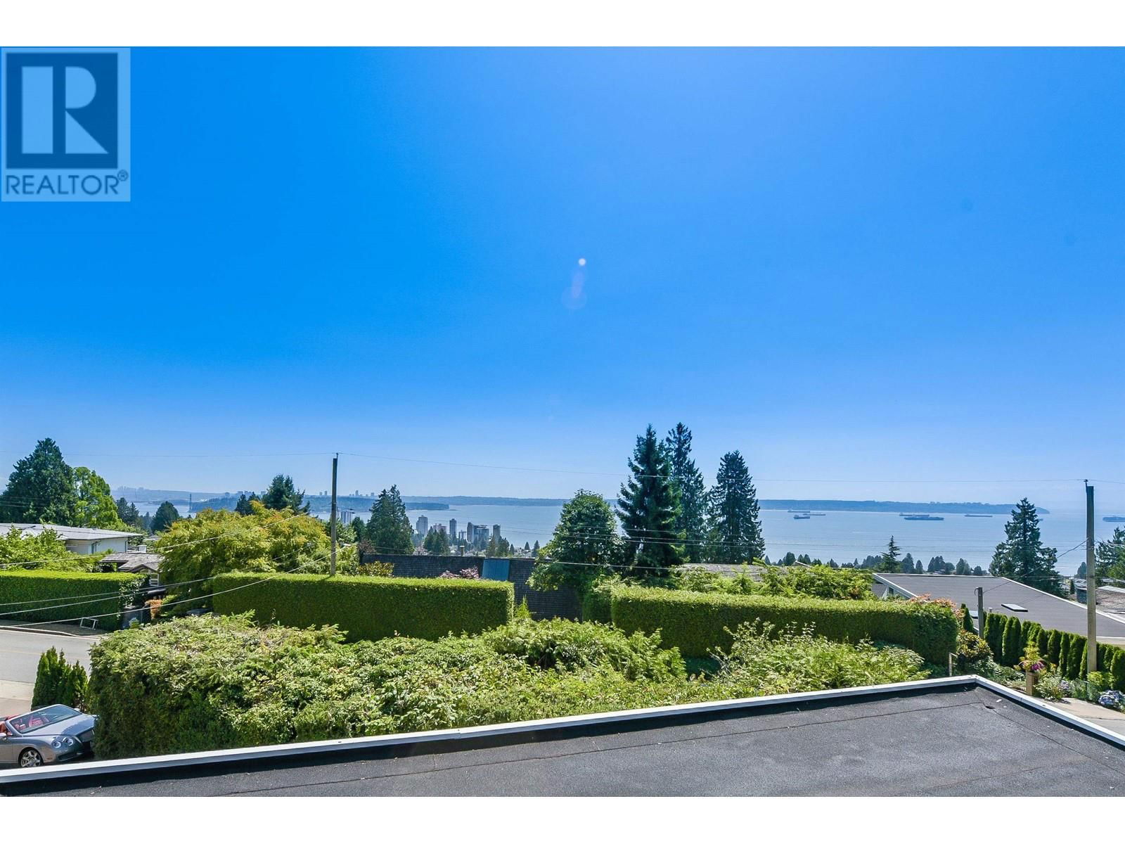 2365 QUEENS AVENUE Image 13