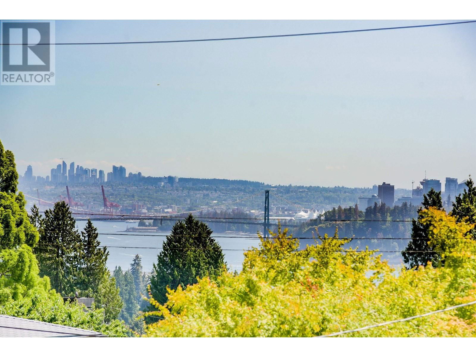 2365 QUEENS AVENUE Image 15