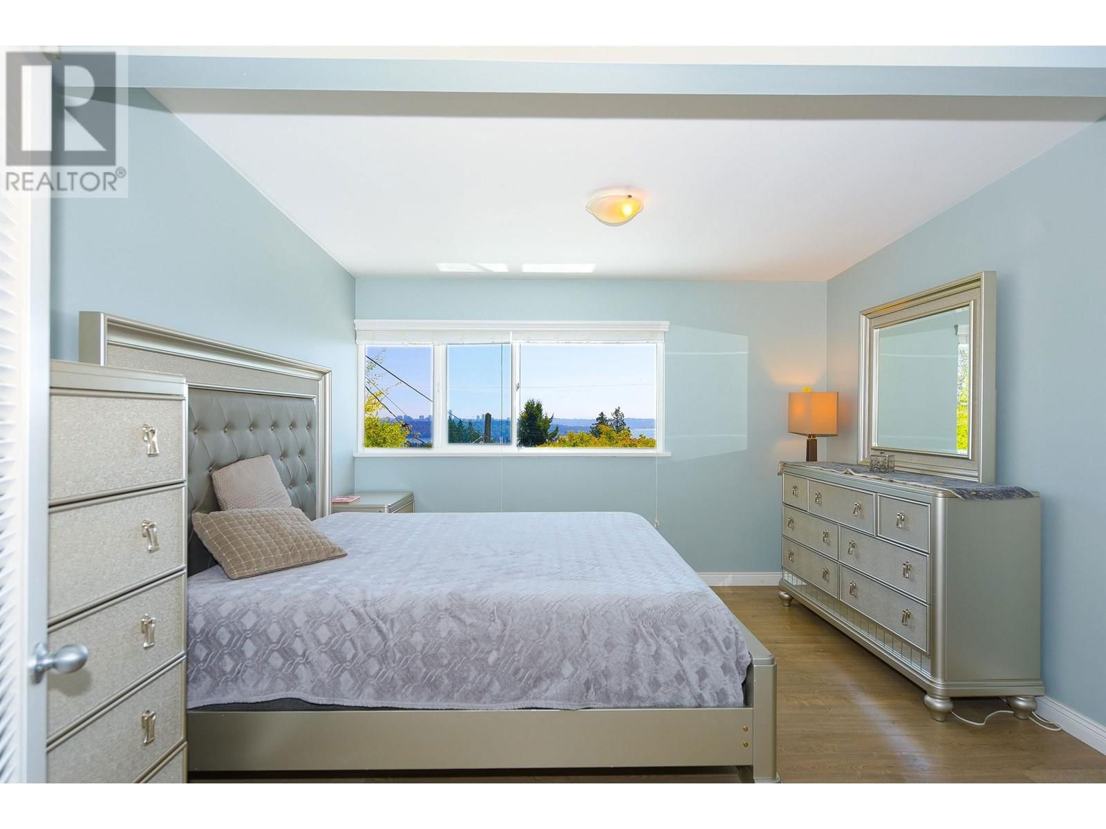 2365 QUEENS AVENUE Image 17