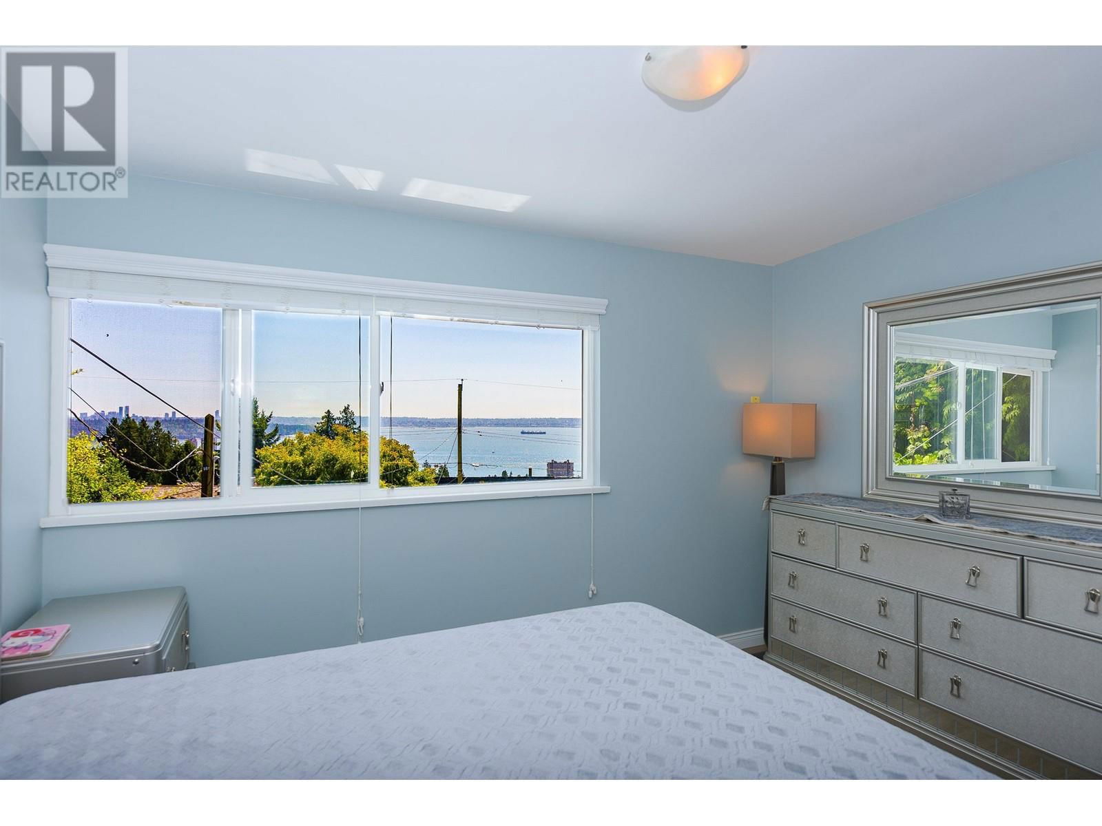 2365 QUEENS AVENUE Image 18