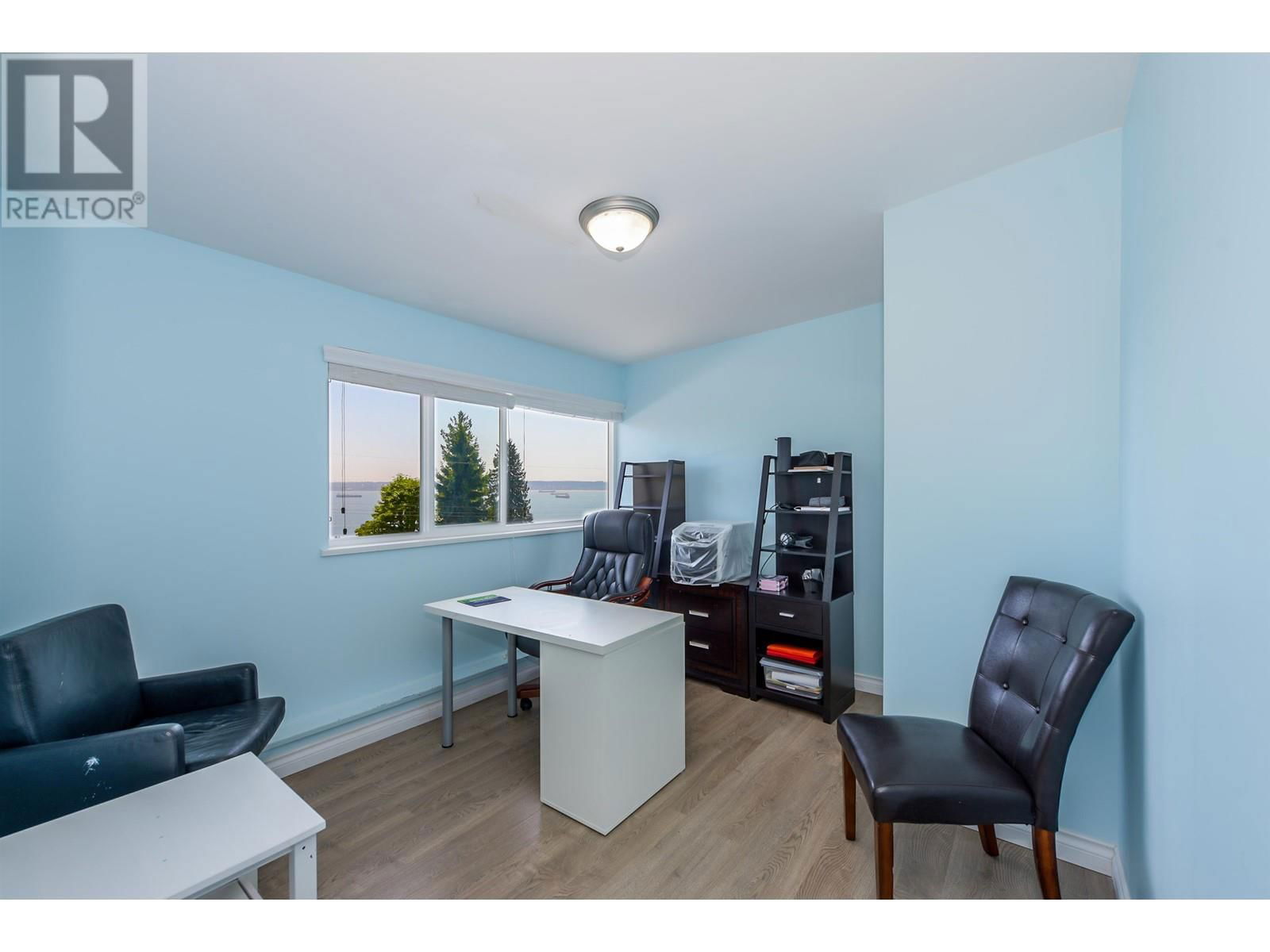 2365 QUEENS AVENUE Image 20
