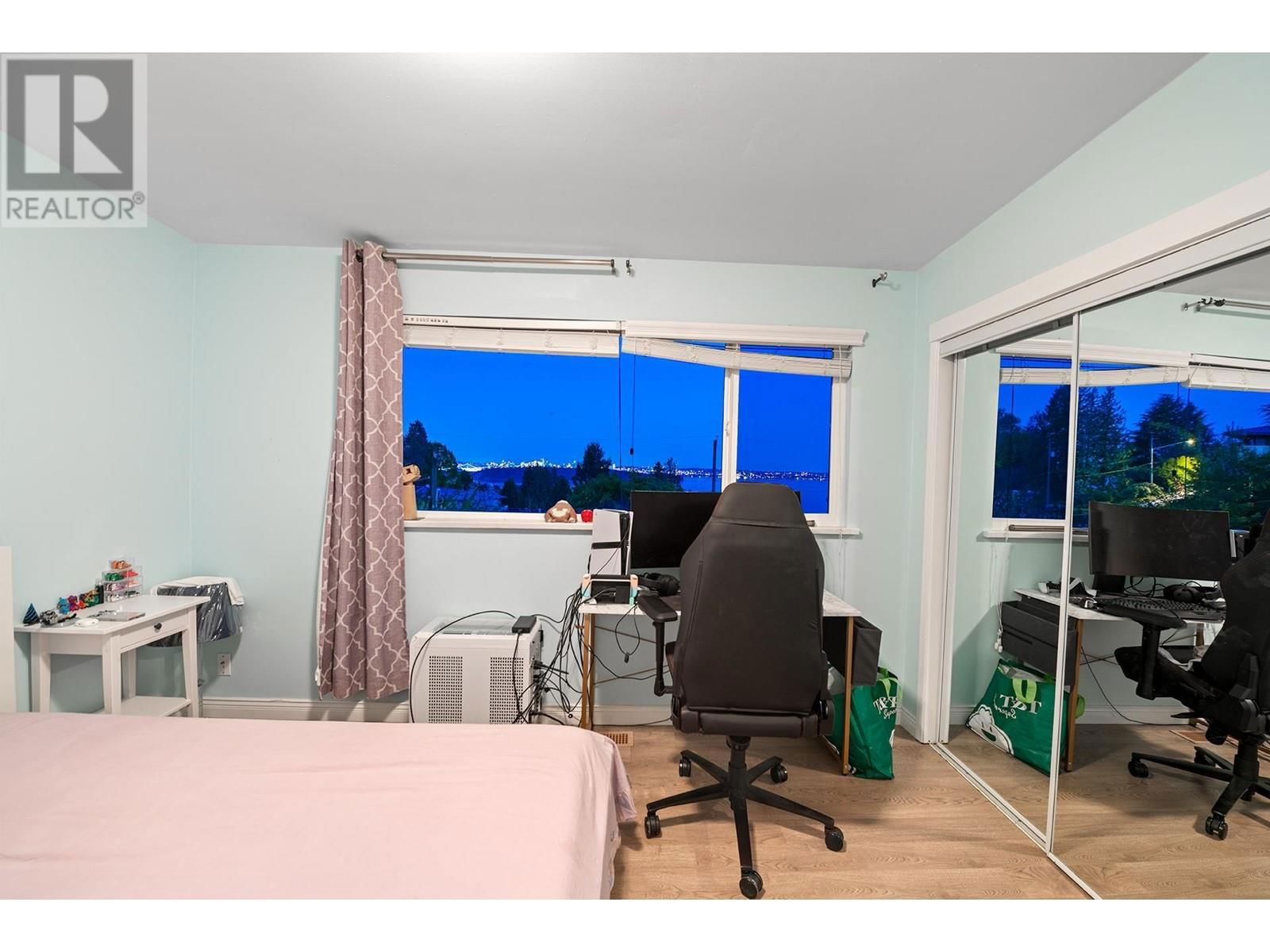 2365 QUEENS AVENUE Image 21