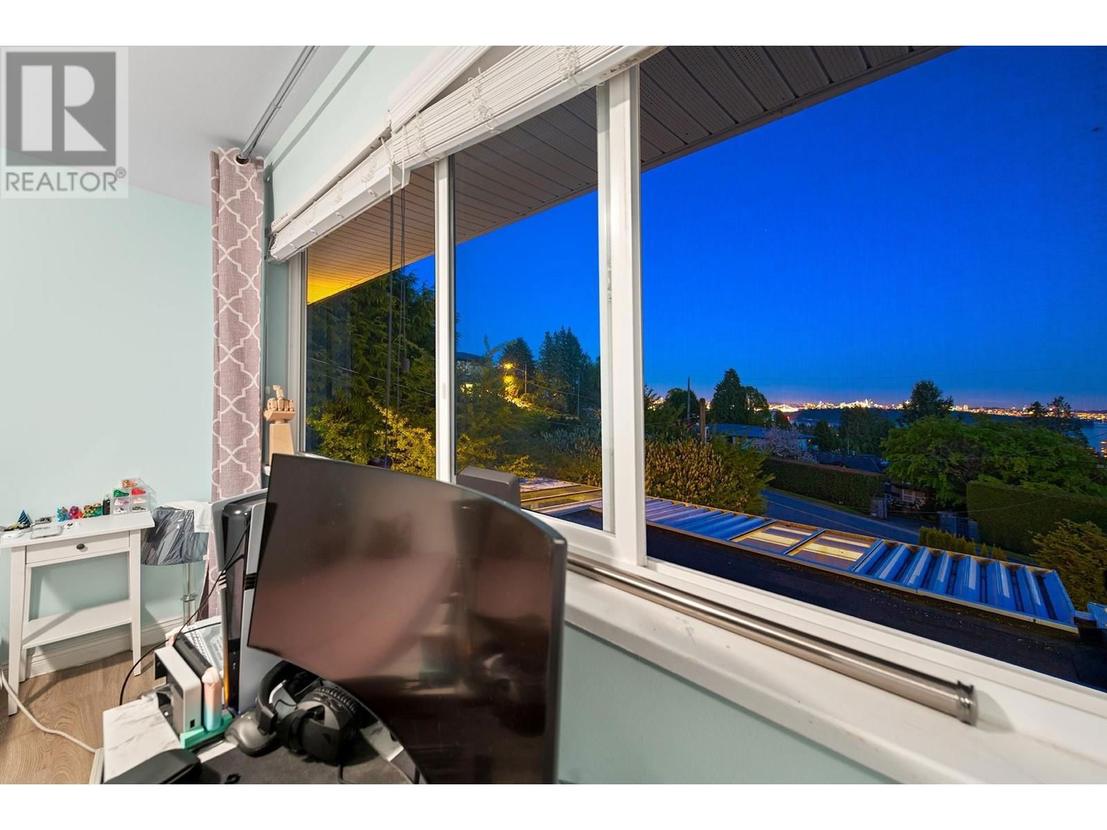 2365 QUEENS AVENUE Image 22