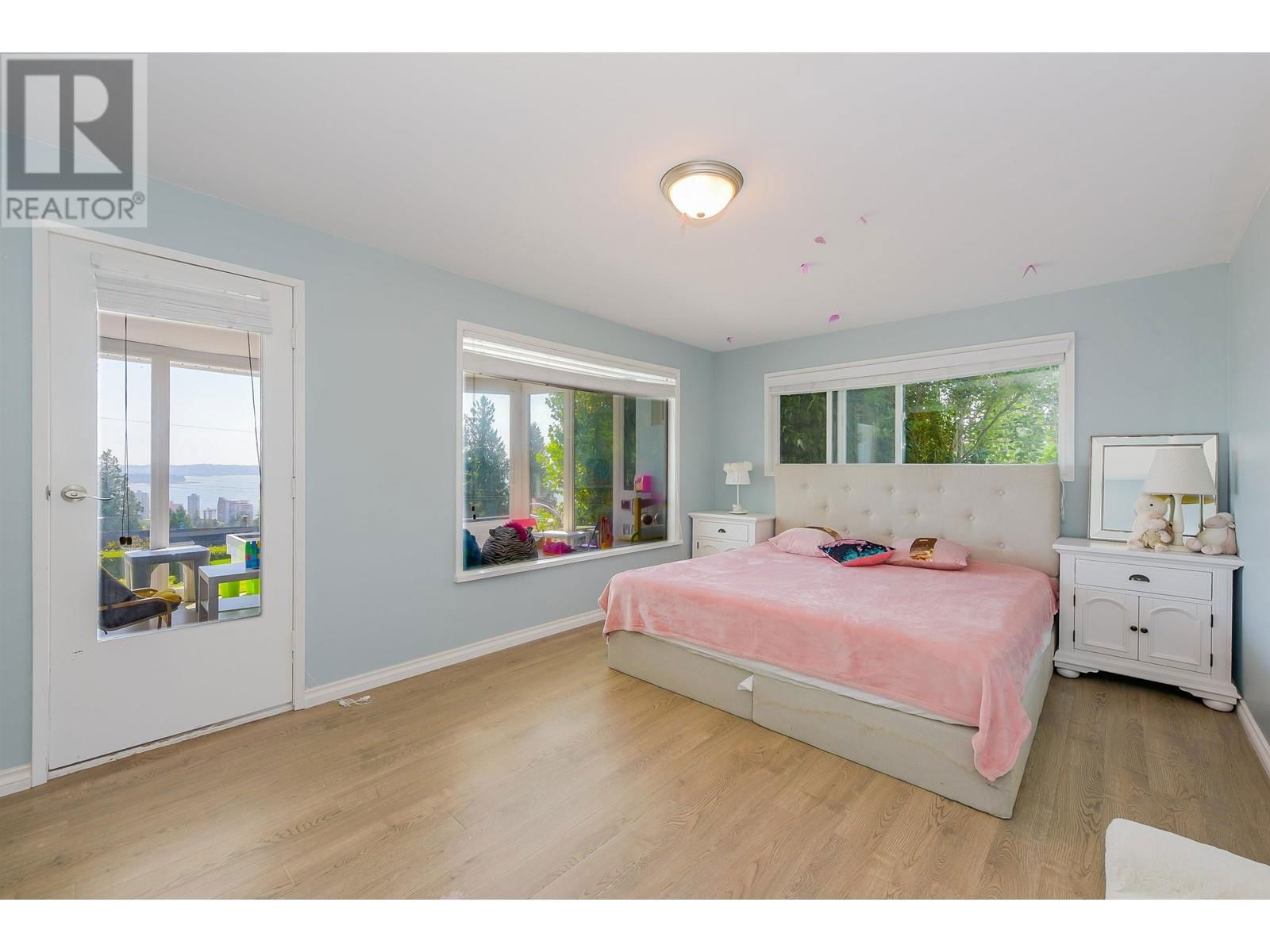 2365 QUEENS AVENUE Image 23