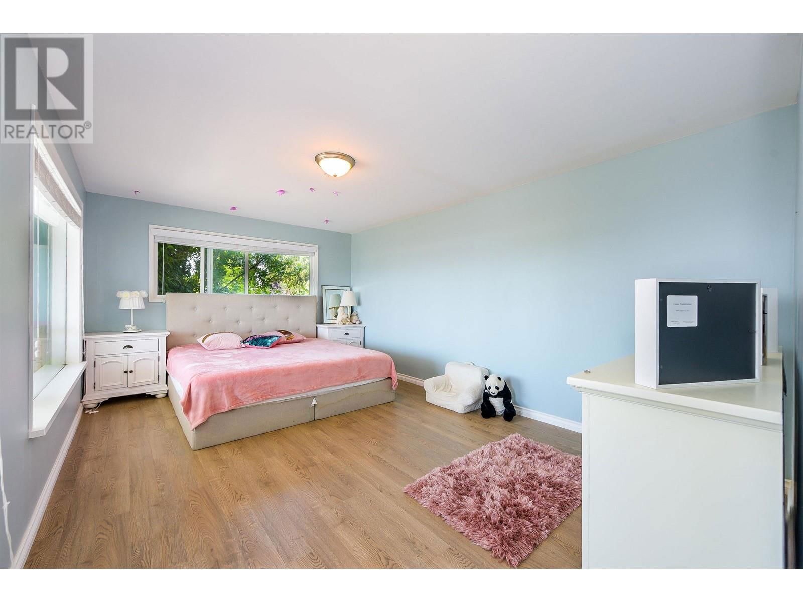 2365 QUEENS AVENUE Image 24