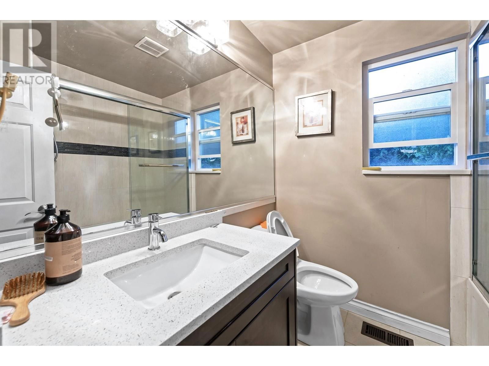 2365 QUEENS AVENUE Image 25