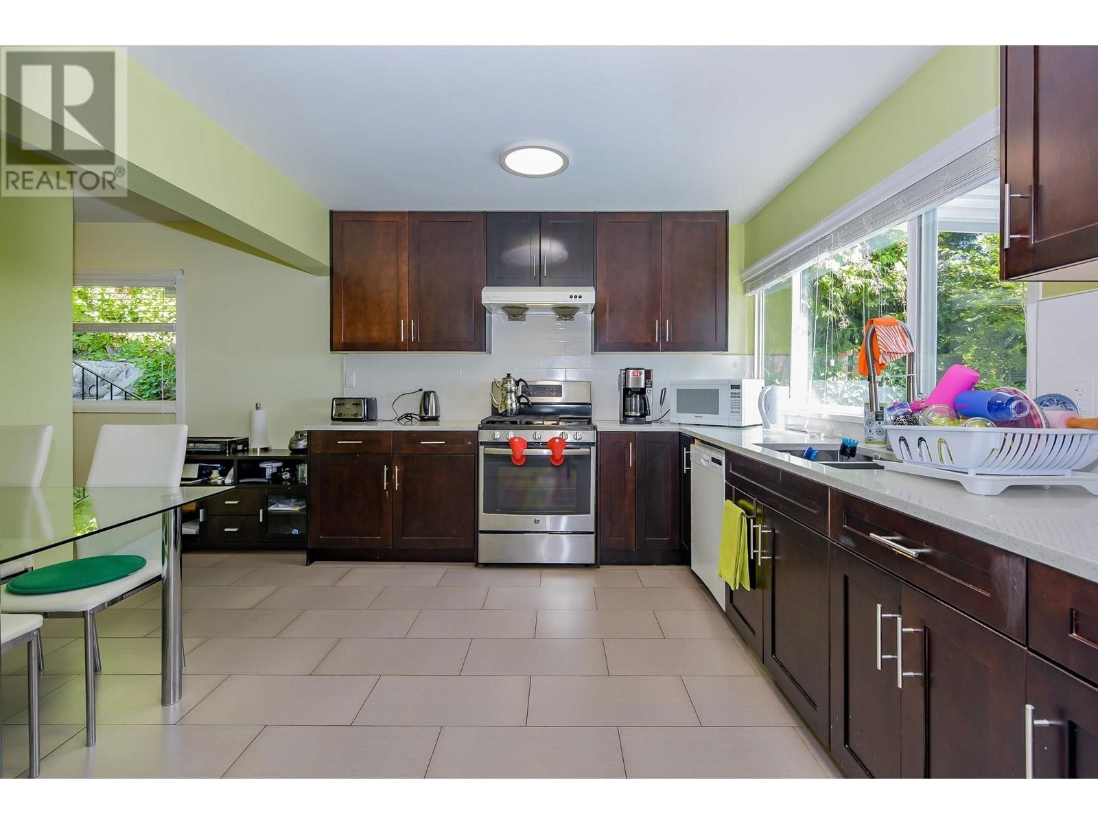 2365 QUEENS AVENUE Image 29