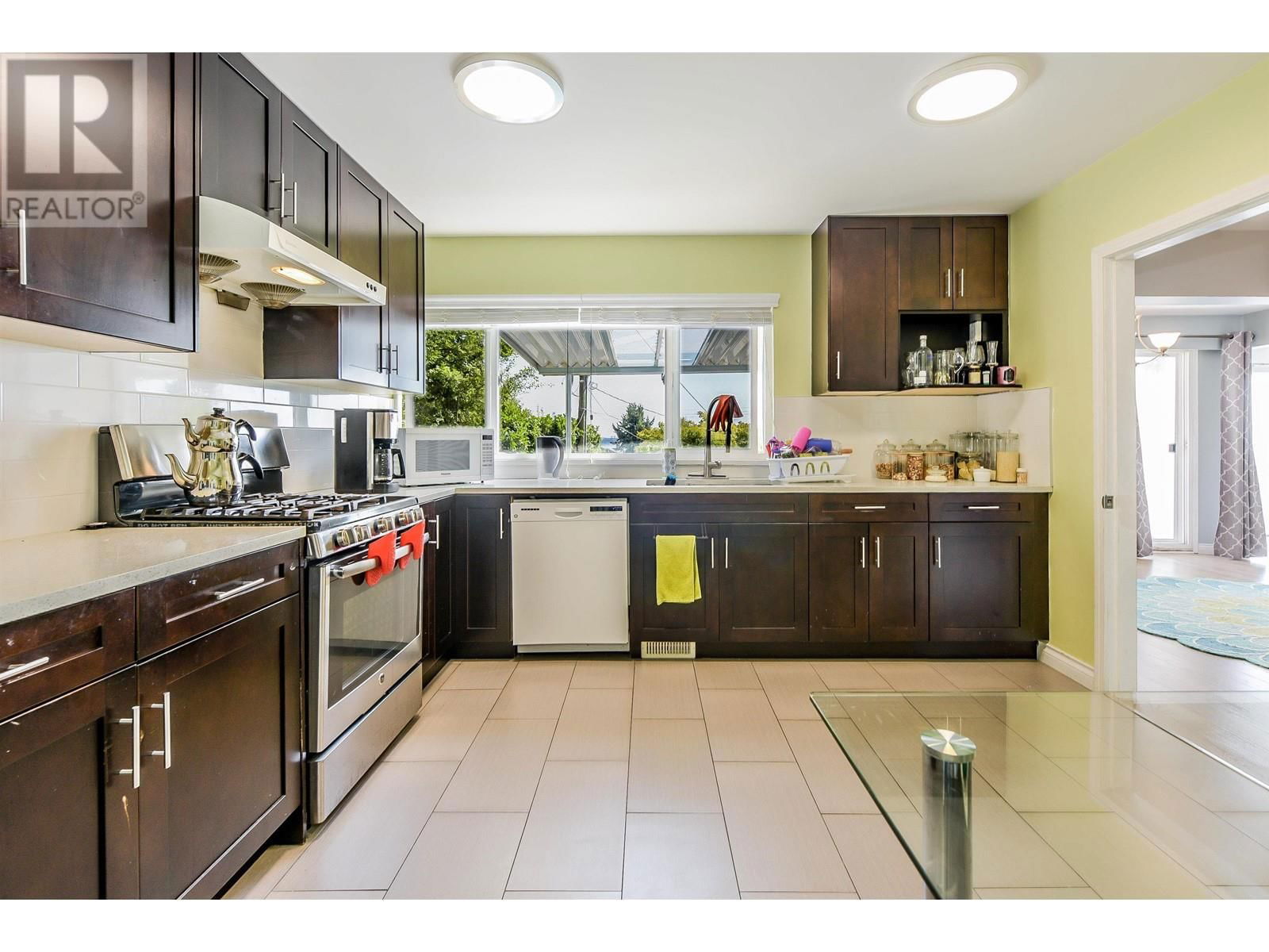 2365 QUEENS AVENUE Image 30
