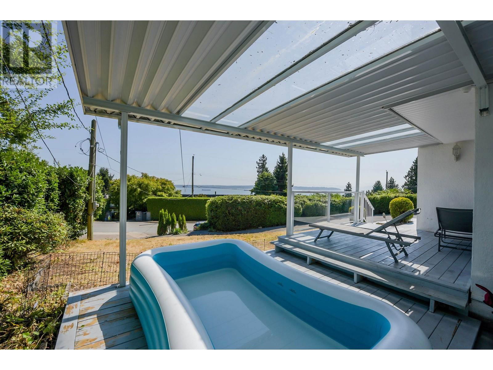 2365 QUEENS AVENUE Image 32