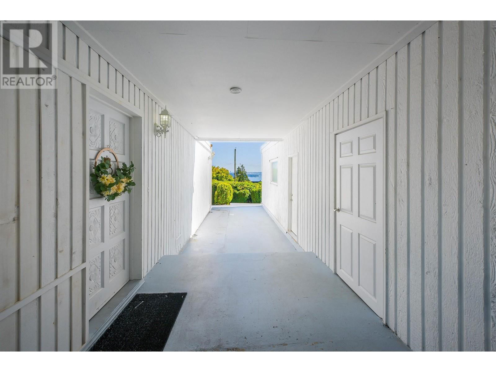 2365 QUEENS AVENUE Image 33