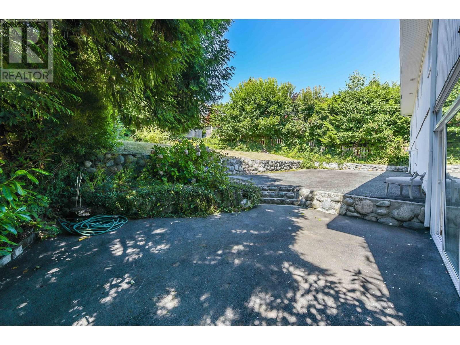 2365 QUEENS AVENUE Image 34