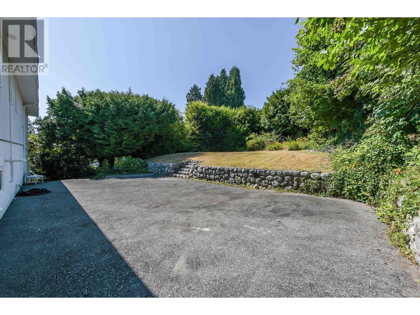 2365 QUEENS AVENUE Image 35