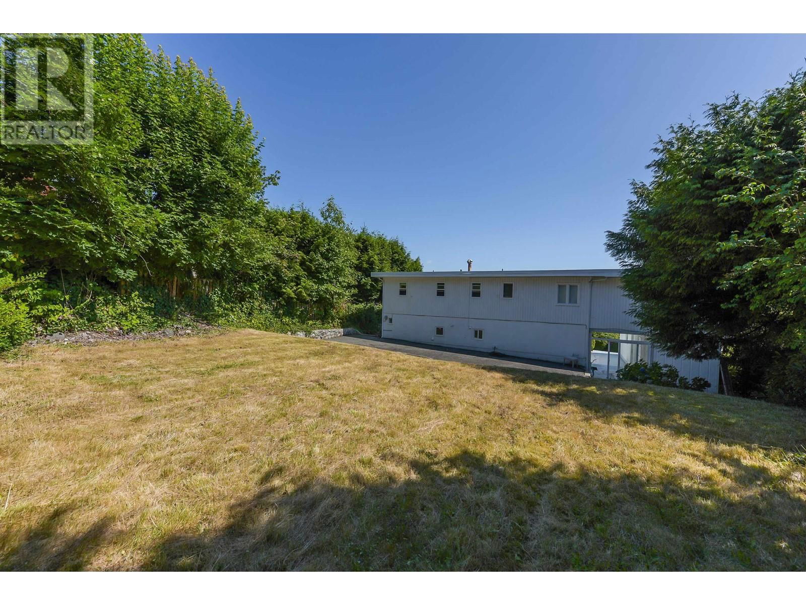 2365 QUEENS AVENUE Image 36