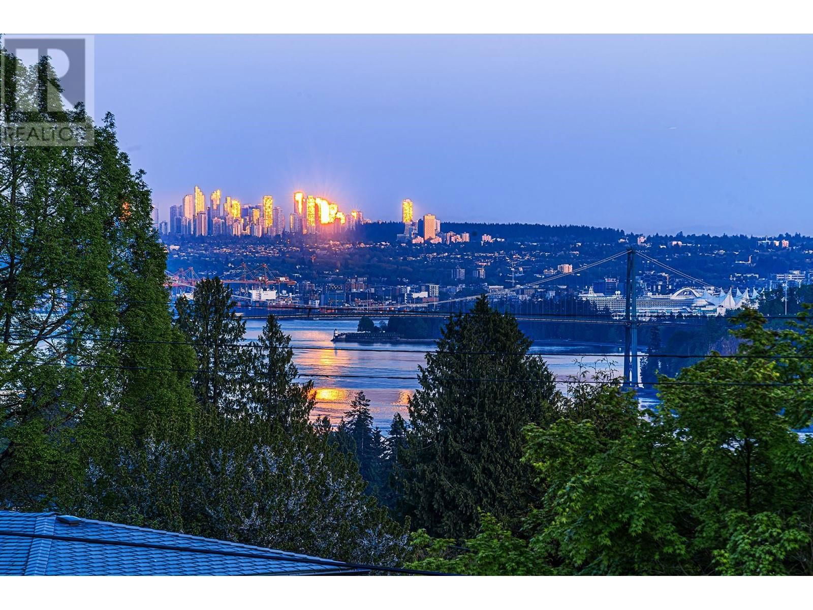 2365 QUEENS AVENUE Image 4