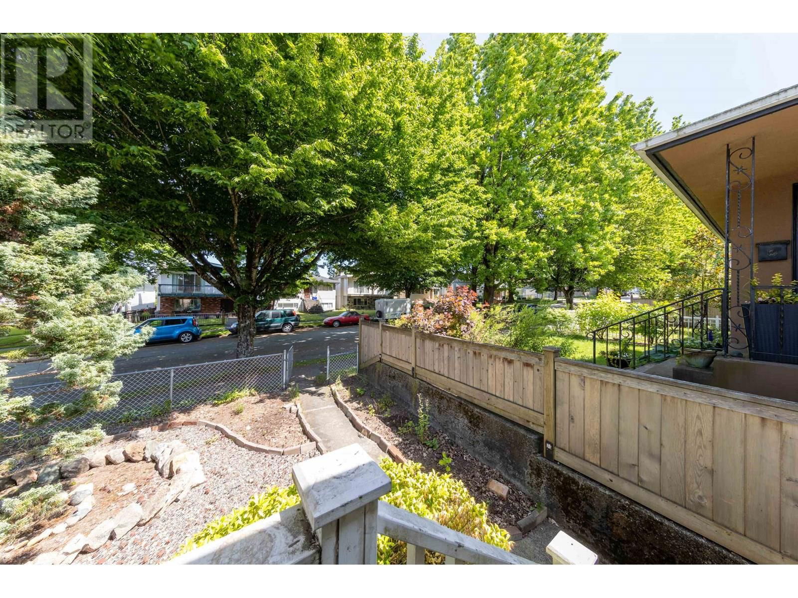 1181 KELOWNA STREET Image 16
