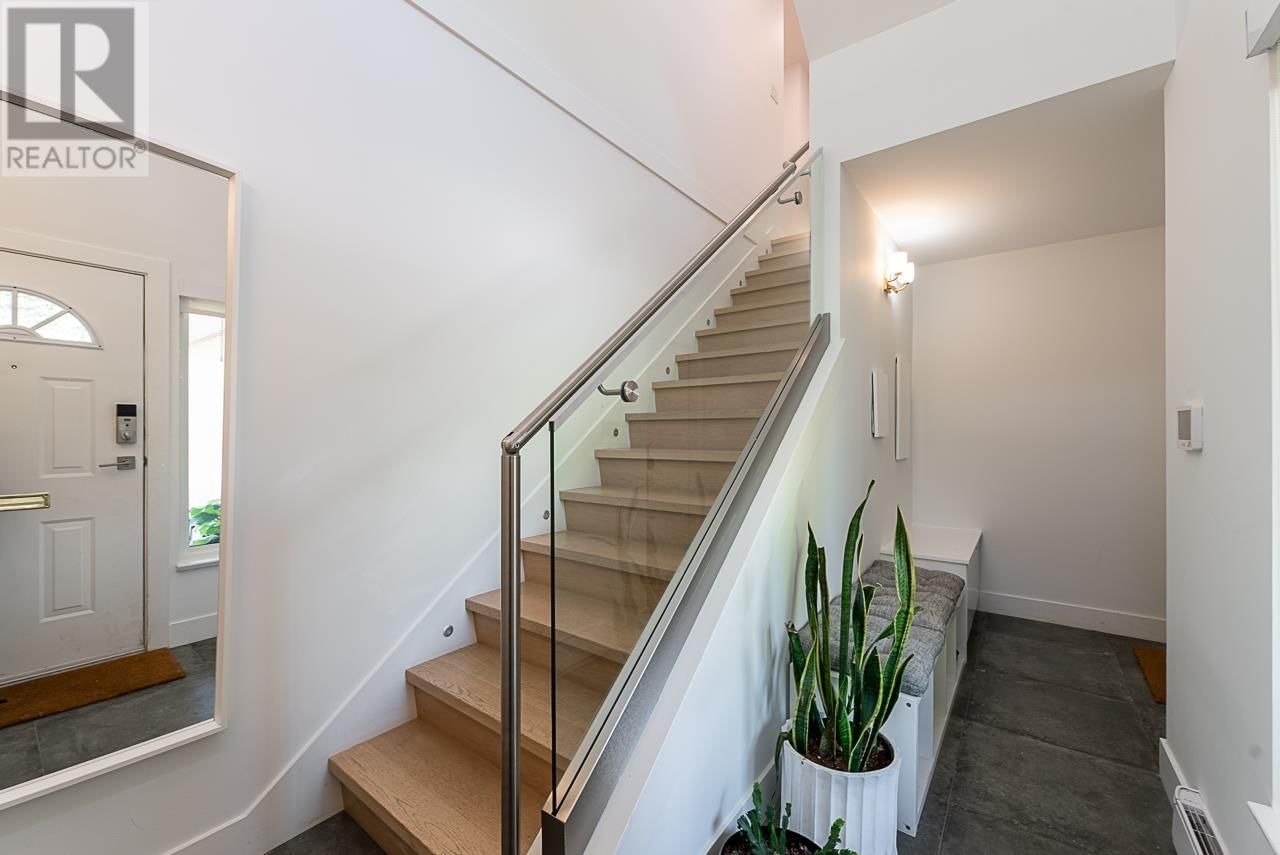 11 - 2425 EDGEMONT BOULEVARD Image 33