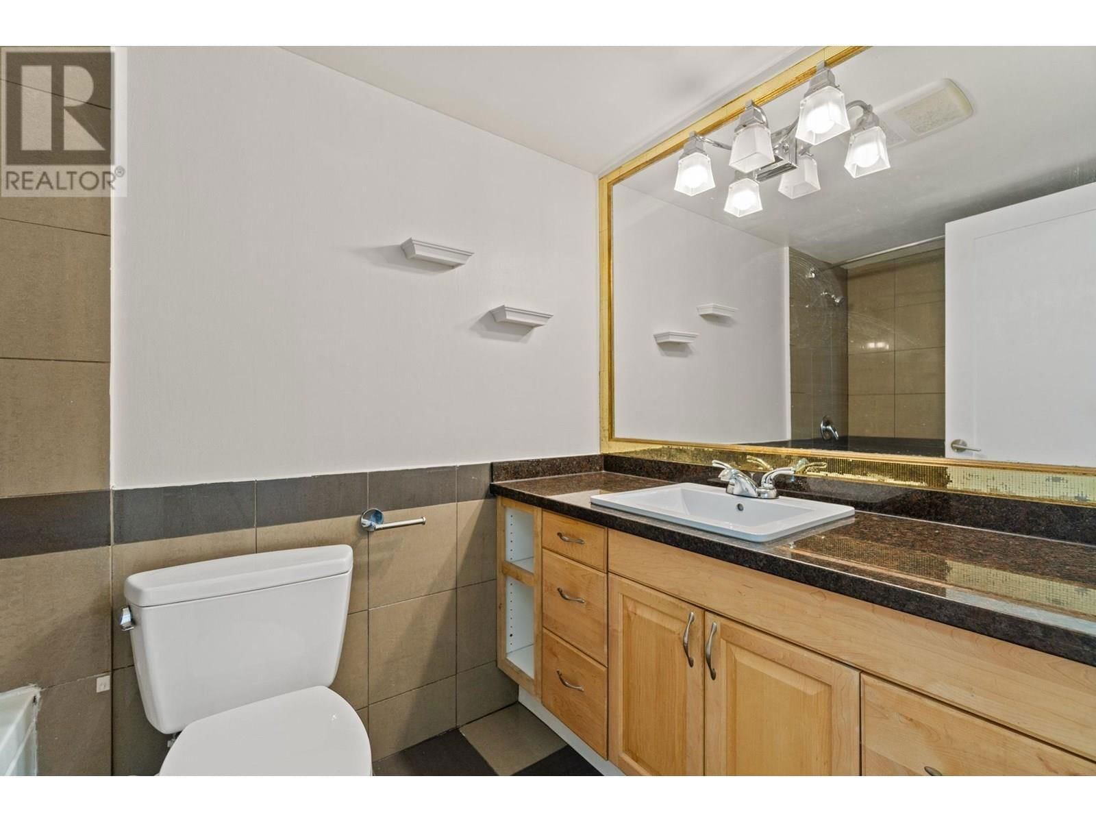 202 - 250 1ST STREET Image 16