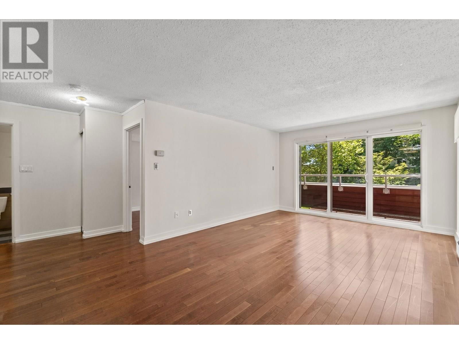202 - 250 1ST STREET Image 6