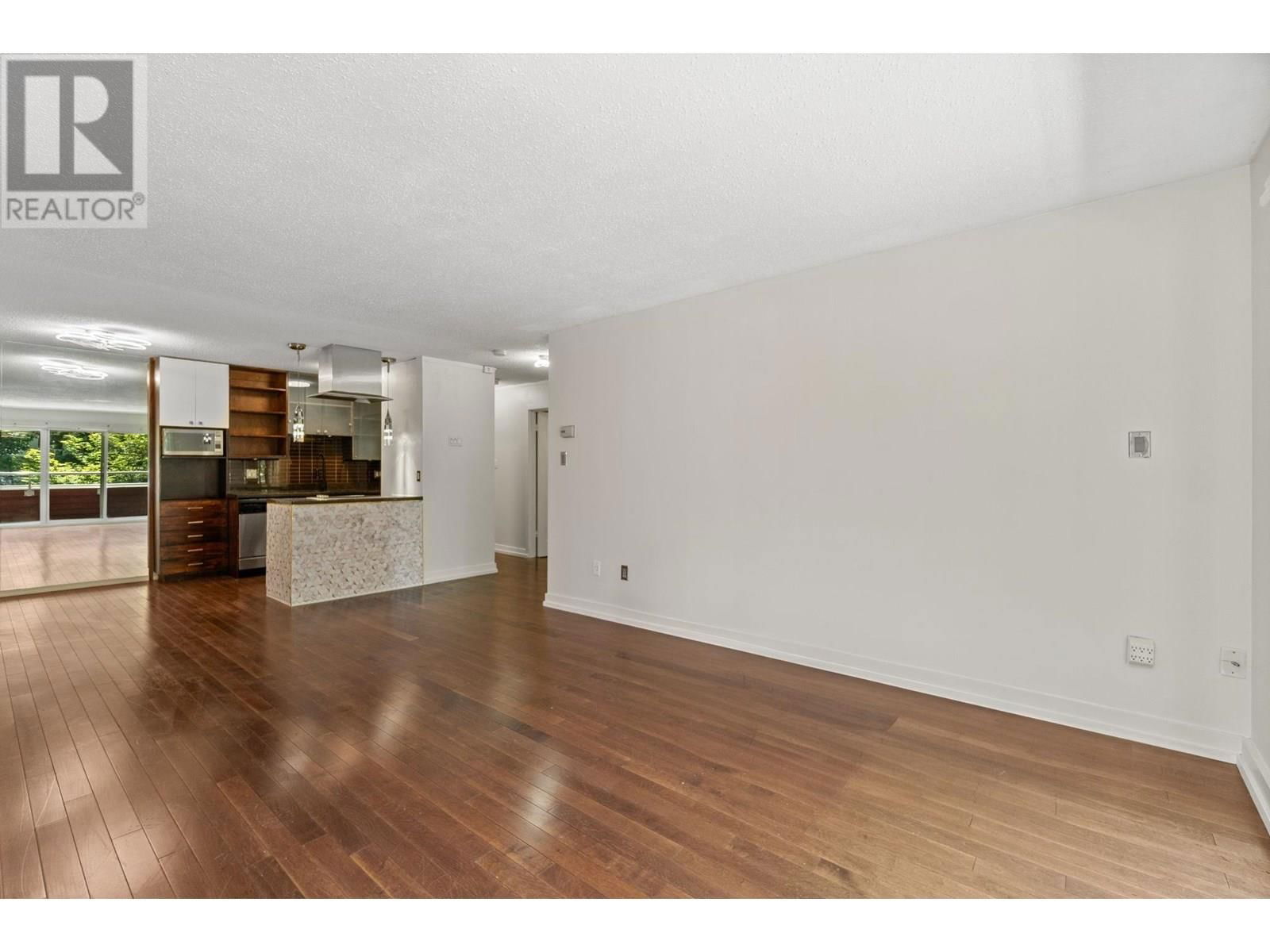 202 - 250 1ST STREET Image 7