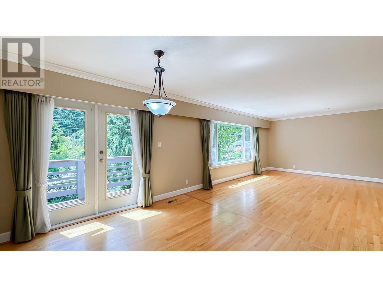 2704 KILMARNOCK CRESCENT Image 23