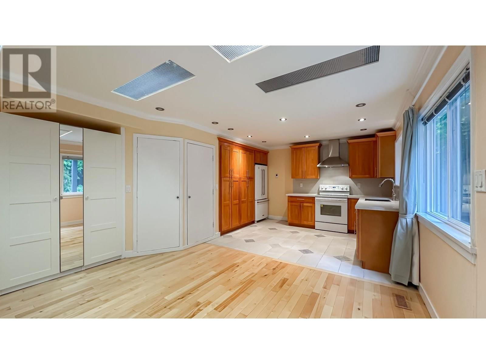 2704 KILMARNOCK CRESCENT Image 28